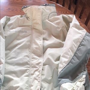 Light dark green (pretty color) Columbia coat